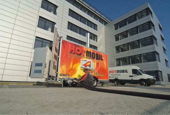 © Hotmobil
 Mobile Heizzentrale von Hotmobil im Einsatz für die Wärmeversorgung eines Wohngebäudes.