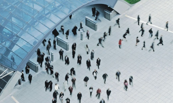 Sicherheitsbeleuchtungsanlagen, Personenaufzüge, Rauchabzugs-, Brandmelde- und Alarmierungsanlagen müssen im Brandfall 30 Minuten lang funktionsfähig bleiben. Nach dieser Zeit geht der Gesetzgeber davon aus, dass die Selbstrettung der Gebäude­nutzer abgeschlossen ist.