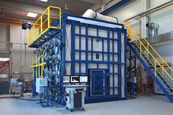 Trox: In diesem Brand­prüfofen im ICB lassen sich selbst riesige Tunnelklappen testen.