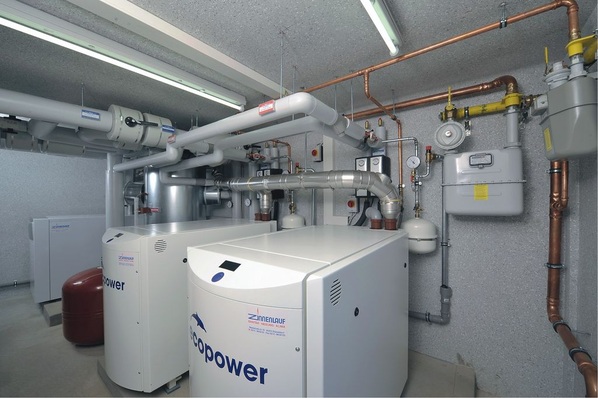 Nahwärmezentrale mit zwei modulierenden ecopower Mini-BHKWs für die thermische Grundlast und ein Gas-Brennwertheizkessel für den darüber hinausgehenden Wärmebedarf.