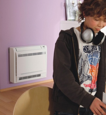 Altherma: Der neue Heat Pump Gebläsekonvektor ist mit einer Heizleistung von bis zu 3 kW bei einer Vorlauftemperatur von 45 °C erhältlich. Mit der Truhe kann auch gekühlt werden.