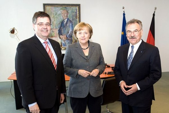 VDI-Präsident Prof. Bruno O. Braun (rechts) und VDI-Direktor Dr. Willi Fuchs haben Bundeskanzlerin Dr. Angela Merkel das VDI-Positionspapier “Klimaschutz und Energiepolitik“ übergeben.
