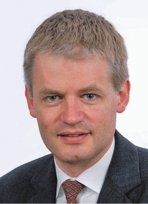 Ulrich Hueck referiert auf dem 6. Deutschen Daikin Planertag über das Desertec Konzept.