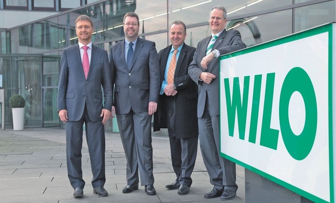 Haben eine Haftungsübernahme vereinbart (v.l.): Günther Mertz, Hauptgeschäftsführer des BHKS, Bernd Pieper, Vorsitzender des Zentralen Wirtschaftsausschusses des BHKS, Peter Stamm, Wilo-Vertriebsleiter Deutschland und Udo Kunz, Leiter Vertrieb Marketing Heizung Deutschland bei Wilo.