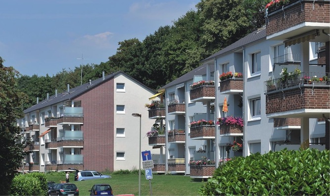 Bild 1 Im Vogelviertel in Erkrath wurden 19 Mehrfamilienhäuser mit Mini-BHKW-Nahwärme­zentralen ausgestattet. Durch die gleichzeitige Erzeugung von Strom und Wärme konnten Primärenergiebedarf und CO2-Ausstoß der Gebäude deutlich gesenkt werden. Die Energiekosten für Heizung und Trinkwassererwärmung der Mieter wurden um rund 60 % vermindert.