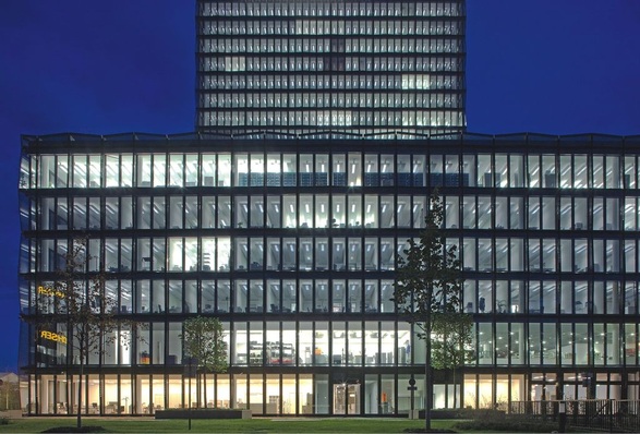 Konzernzentrale des Süddeutschen Verlags: Durch den Münchner Bürgerentscheid, ­wonach künftig kein Gebäude höher sein darf als die Türme der Frauenkirche, musste der ursprünglich geplante 146 m hohe Büroturm auf 99 m gestutzt und das Bauvolumen auf andere Gebäude ­umverteilt werden. Daraus ergab sich die Chance, das Energie- und Raumkonzept neu zu entwerfen.