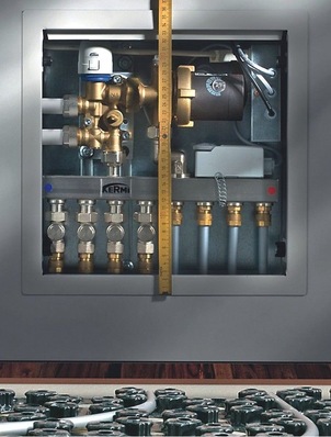 Kermi: xnet Regelstation mini-plus für den nachträglichen Einbau einer Fußboden­heizung durch Nutzung vorhandener Heiz­körperanschlüsse.