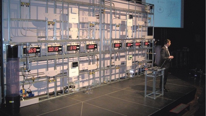 Beim Geberit Planer­forum „Sicher dabei“ wurde der Einfluss der Zeta-Werte auf den Druckverlust einer ­Trinkwasserinstallation an einem Exponat ­simuliert.