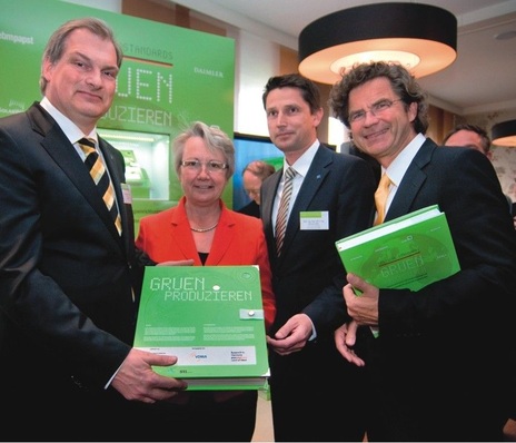 „Gruen produzieren“ stellt 100 deutsche Unternehmen vor, die sich als internationale Vorreiter in Sachen Energieeffizienz und Ressourcenschonung ausgezeichnet haben. Dr. Florian Langenscheidt, Verleger; Markus Käbe, Menerga-Vertriebsleiter NRW; Prof. Dr. Annette Schavan, Bundesministerin für Bildung und Forschung; und Dr. Jürgen Röben, Geschäftsführer Menerga (v.r.) bei der Buchvorstellung.