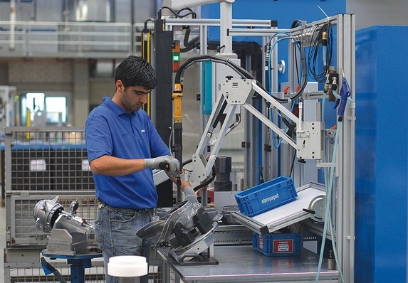 Ventilatorenfertigung bei ebm-papst. Die Unternehmensgruppe profitiert von der weltweit zunehmenden Bereitschaft, in „Grüne Technologien“ zu investieren.