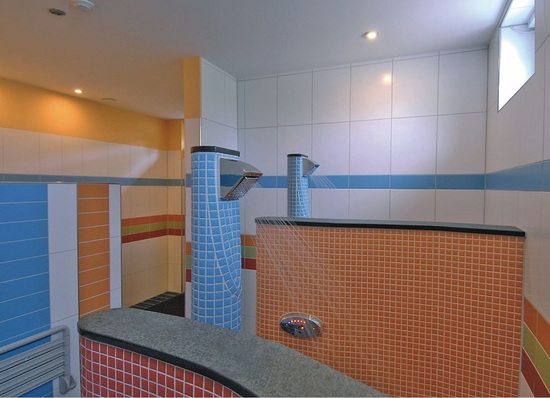 Echtes Highlight: Die Duschen sprühen das Wasser in Richtung Wand. So bleiben helfende Eltern trocken. Mit dem Bedienelement können sich Kinder die Wassertemperatur berührungslos einstellen.