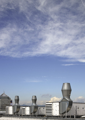 Mit der Energieeinsparverordnung (EnEV) 2007 wurde begonnen, RLT-Anlagen bei der Bewertung der Gebäudeenergieeffizienz angemessen zu berücksichtigen. Eine detaillierte Berechnung auf Basis stündlicher Wetterdaten bietet mehr Möglichkeiten, die Effizienzvorteile projektbezogener Lösungen adäquat zu bewerten.