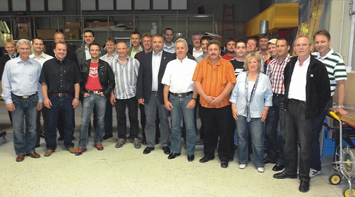 Teilnehmer der 8. Schallmesspartner-Schulung von Kutzner + Weber am Schalldämpferprüfstand des FraunhoferInstituts in Stuttgart.