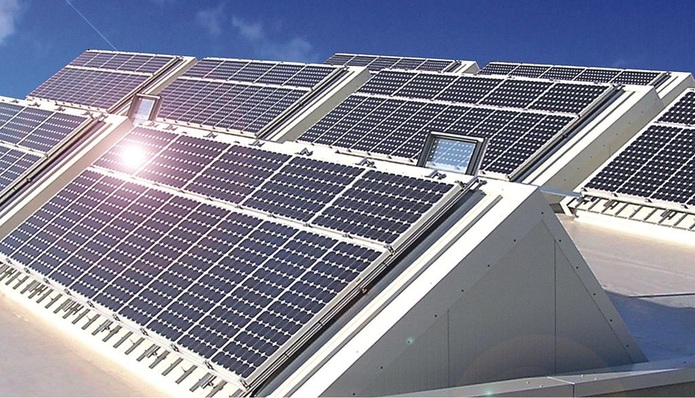 Lamilux steigt in den Photovoltaikmarkt für Flachdächer ein.