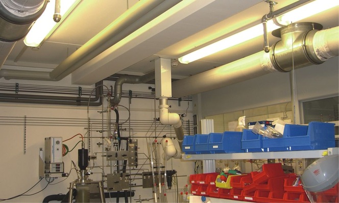 Bild 1 Laborbereich im Institut für Polymerforschung. Hier wird auch mit leicht entzündlichen technischen Gasen gearbeitet. Das Brandschutzkonzept kombiniert leistungsfähige Meldertechnik mit einer „intelligenten“ Gaslöschanlage.