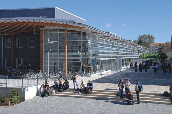 Die Hochschule Rosenheim beginnt im Herbst 2010 mit dem neuen Bachelor-Studiengang Energie- und Gebäudetechnologie: „Ingenieure müssen verstehen, wie ein Gebäude gesamtheitlich funktioniert und wie Endenergie effizient bereitgestellt werden kann.“