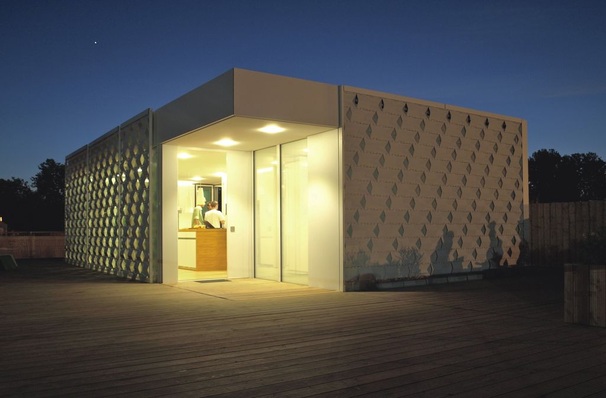 Das Haus der Zukunft beim Solar Decathlon Europe 2010 in Madrid. Ein markantes Detail des Rosenheimer Wettbewerbsbeitrags ist der aus dem Boden ausfahrbare Sonnenschutz (Zig-Zag-Fassade).