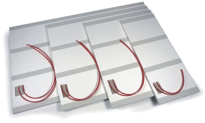 Rehau: Strahlungsheiz- und -kühldeckenelemente mit einkonfektionierten Rohren.