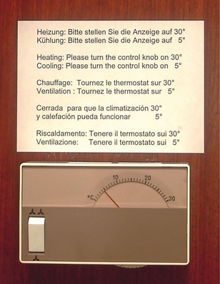 1 Bedienungsanleitung der Klimaanlage auf einem Hotelzimmer. Hier könnte eine energetische Inspektion dem Betreiber sicherlich neue Möglichkeiten aufzeigen.