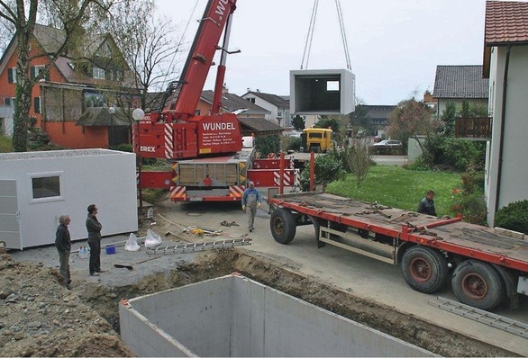 isocal: Der obere Abschluss eines SolarEis-Speichers kann durch das Aufsetzen einer Fertiggarage erfolgen.