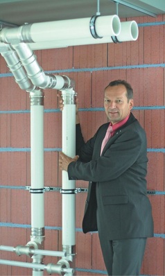 Georg Goldbach mit dem großen Verbundrohrsystem, das für die ­Dimensionen 63 bis 110 mm mit 27 Komponenten alle Anforderungen abdeckt.