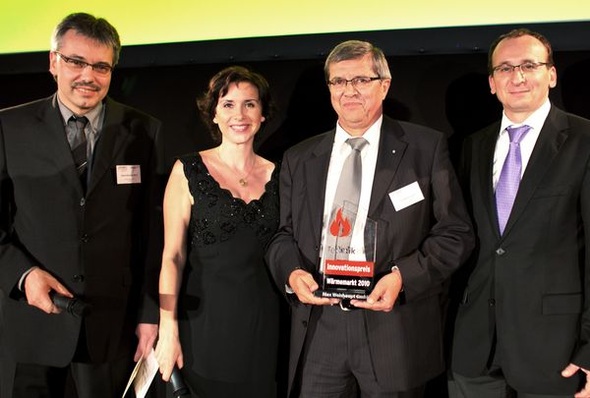 “Innovationspreis Wärmemarkt 2010“ (v.l.): Hans-Henning Manz (Brennstoffspiegel), Rommy Arndt (Moderatorin), Dr. Klaus Lück (Weishaupt) und Prof. Dr. Christian Küchen (IWO).