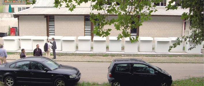 Abb. 1 Wärmepumpen werden bisher überwiegend in Ein- und Zweifamilienhäusern installiert. Inzwischen ist aber auch die Investitionsbereitschaft bei den Eigentümern von Nichtwohngebäuden gestiegen. Das Bild zeigt 13 Luft/Wasser-Wärmepumpen in Kaskade zur Beheizung einer Hotel- und Freizeitanlage in Lörrach (Quelle: Stiebel Eltron).