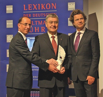 Bernd Venohr, Manfred Roth, geschäftsführender Gesellschafter der Roth Firmengruppe, und Dr. Florian Langenscheidt bei der Übergabe der Weltmarktführer-Schwinge (v.l.).