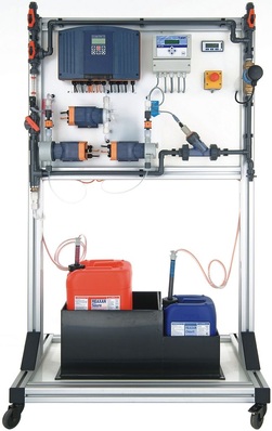 Abb. 1 Reaxan 5: Fahrbare Gestellanlage zur Herstellung und Verteilung von Chlordioxid zur Trinkwasserdesinfektion mit verlust­wasserfreier Messtechnik (Hersteller: BWT).