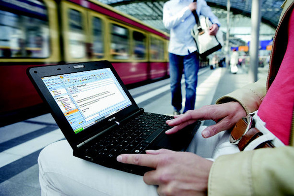 Abb 1. Mobile Computing hilft, unterwegs unproduktive Wartezeiten zu überbrücken. Zunehmend werden

aber auch Informationen dort erstellt, abgerufen, angezeigt und modifiziert, wo sie gebraucht werden

bzw. entstehen, z. B. auf der Baustelle, beim Aufmaß oder im Gespräch mit Bauherren und Baubeteiligten.