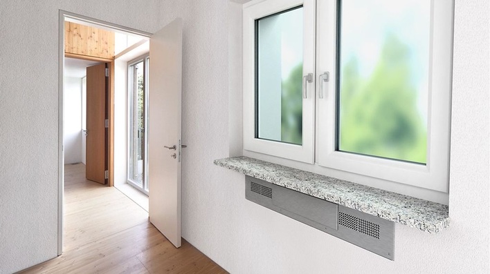 Nach dem Fensteraustausch wird PremiVent ­eingeschoben und elektrisch angeschlossen.