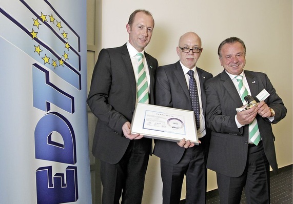 EDT-Geschäftsführer Achim Zimmer (Mitte) überreicht den „European Product Award“ an Peter Stamm (rechts), Vertriebsleiter Deutschland, Österreich und Schweiz von Wilo, und Jürgen Resch, Leiter der Business Unit Wilo-Geniax.