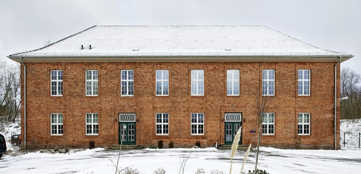 Abb. 1 Das Gebäude mit der Nr. 189. Das ehemalige Schulungsgebäude der Deutschen Reichsbahn wurde komplett entkernt und renoviert.