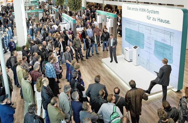 Abb. 1 Vorstellung des Mikro-BHKW-Systems ecopower 1.0 mit Gas-Verbrennungsmotor auf der ISH 2011. Das Interesse an Kraft-Wärme-Kopplung für Ein- und Zweifamilienhäuser in der TGA/SHK-Branche ist enorm. Neben der Aneignung von technischem Know-how müssen sich Planer und Fachhandwerks­unternehmen auch für bau-, steuer- und gewerberechtliche Fragen wappnen.