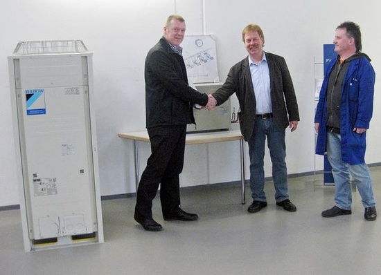 Guido Drescher (Daikin) übergibt die ZEAS an Karsten Beermann und Frank Werner (beide IKKE) (v.l.).