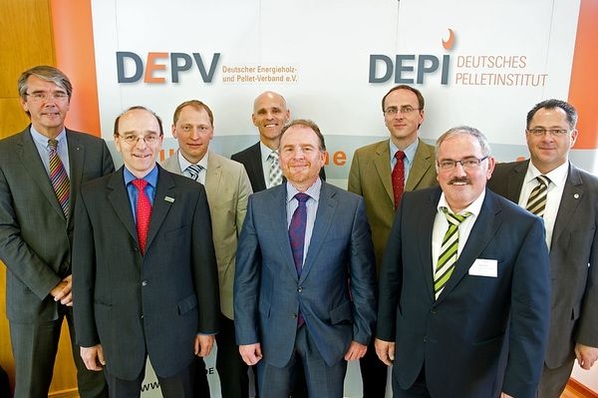 Der neu gewählte DEPV-Vorstand (v.r.): Andreas Lingner, Günter Bölle, Hans-Martin Behr, Martin Bentele, Helmut Schellinger, Leonhard Scherer, Markus Böll und Christian Endler. (© axelschmidt.net)