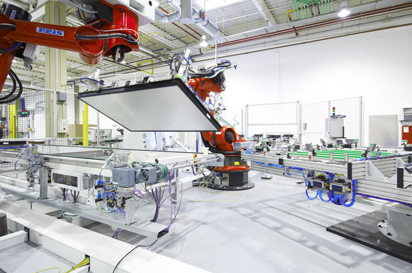 Solarkollektorproduktion bei Vaillant. 2010 ist die Nachfrage nach Systemen zur Nutzung erneuerbarer Energien deutlich gesunken. (Quelle: Vaillant)