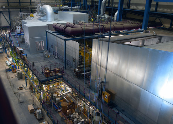 Weltrekordeffizienz von über 60 % im GuD-Kraftwerk Irsching 4 in Ingolstadt. Das Bild zeigt im Vordergrund die Gasturbine, den Generator und die Dampfturbine, die auf einer Welle angeordnet sind. (Quelle: Siemens)