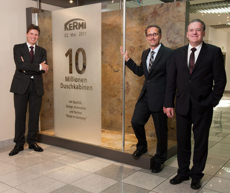 Jubiläum bei Kermi: Dr. Roger Schönborn, Geschäftsführer Marketing und Vertrieb, Reiner Habermann, Marktbereichsleiter Sanitär Europa, Dr. Klaus-Dieter Gloe, Geschäftsführer Produktion (v.l.) feiern die 10-millionste Duschkabine. (Quelle: Kermi)