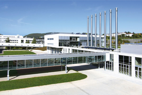 Das Gebäude der Viessmann Akademie mit angeschlossener Energiezentrale. (Quelle: Viessmann)