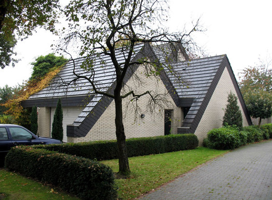 Beim Pilotprojekt “Emslandhaus“ konnte der Strombezug eines großen Einfamilienhauses mit einem Stirling-BHKW um 30 % gesenkt werden.