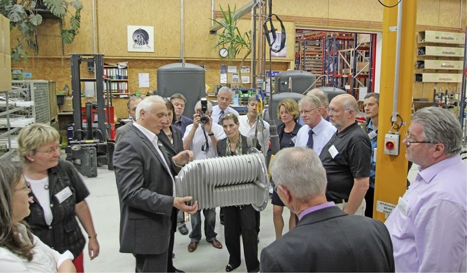 Solvis-Geschäftsführer Helmut Jäger erläutert auf dem Rundgang durch die Nullemissionsfabrik die Besonderheiten einer SolvisMax-Brennkammer.