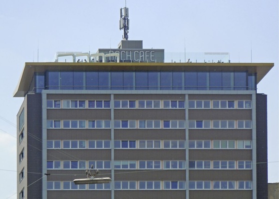 Abb. 1 Das Hochhaus am Ludwigsplatz 11 in Gießen wird seit 50 Jahren vom Dach-Café „gekrönt“. Nach umfangreicher Renovierung des Gebäudes wurde das Restaurant im August 2010 neu eröffnet. Für die Stadtwerke Gießen ist die Klimatisierung des zur städtischen Wohnbau Gießen GmbH gehörenden Dach-Café-Gebäudes ein Pilotprojekt, um Erfahrungen mit Klein-Absorptionskältemaschinen im Fernwärmenetz zu sammeln.