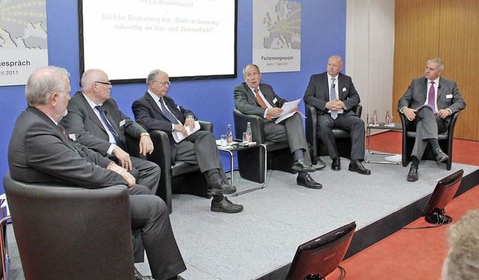 Abb. 1 Diskutierten über Chancen, Notwendigkeiten und Probleme einer CE-Kennzeichnung im Gas- und Wasserfach: Franz-Josef Heinrichs, Klaus Endrullat, Gerhard Cyris, Klaus Homann, Werner Schulte und Günter Stoll (v.l.).