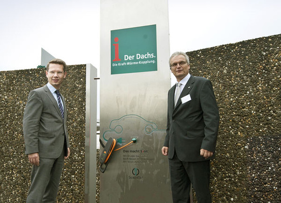 Eröffnung einer eTankstelle durch SenerTec Geschäftsführer Michael Boll (rechts) und den Schweinfurter Oberbürgermeister Sebastian Remelé.