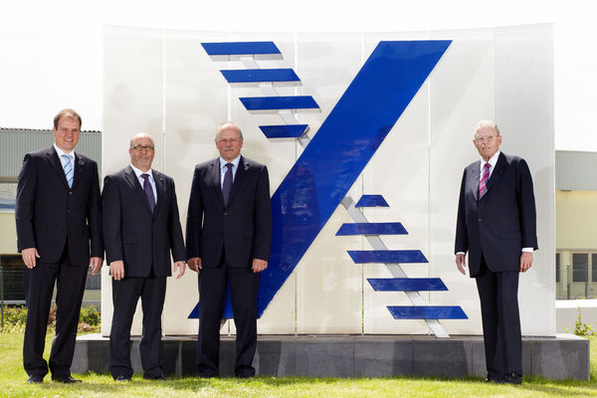 Dirk Müller (Geschäftsführer Technik der Trox GmbH), Lutz Reuter (Vorsitzender der Geschäftsführung der Trox GmbH), Udo Brinkmann (Geschäftsführer Finanzen der Trox GmbH) mit Heinz Trox (Hauptgesellschafter der Trox GmbH).