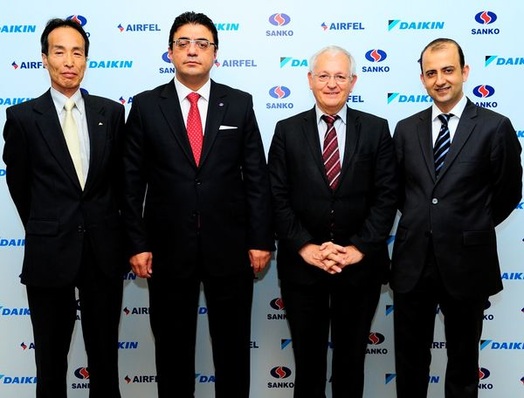 Masatsugu Minaka (Präsident Daikin Europe N.V.), Sami Konukoglu (Vorstandsmitglied der Sanko Holding und Präsident derer Kälte- und Heizungsdivision), Frans Hoorelbeke (Chairman Daikin Europe N.V.) und Hasan Önder (Geschäftsführer Airfel), v.l. (Quelle: D