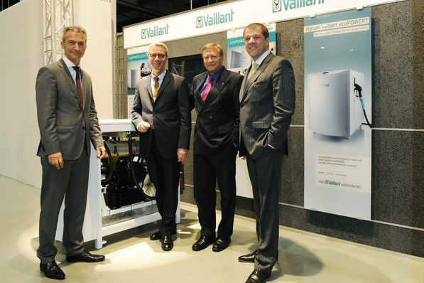 Der Gelsenkirchener Oberbürgermeister Frank Baranowski, Bundesumweltminister Norbert Röttgen, NRW-Wirtschaftsminister Harry K. Voigtsberger und Vaillant-Group-Chef Carsten Voigtländer (v.l.) weihen Vaillants Serienproduktion von Mini-BHKW ein. (Quelle: Va