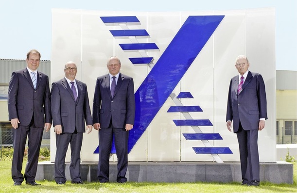 Dirk Müller, (Geschäftsführer Technik), Lutz Reuter (Vorsitzender der Geschäftsführung), Udo Brinkmann (Geschäftsführer Finanzen) mit Heinz Trox (Hauptgesellschafter der Trox GmbH).
