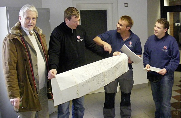 Abb. 1 Dr. Hans-Georg Franke (links) vor einem Audit mit Mitarbeitern des BrandschutzFachbetriebs Buschenhofen + Partner, der sich als einer der ersten freiwillig zertifizieren ließ.